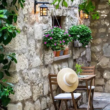 Original Stone House With Patio In The City Center Alaçatı