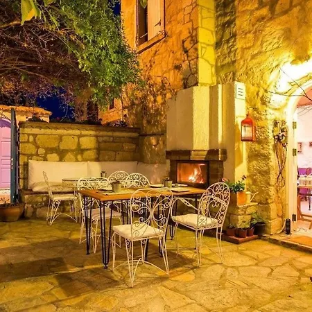 ヴィラ Original Stone House With Patio In The City Center *