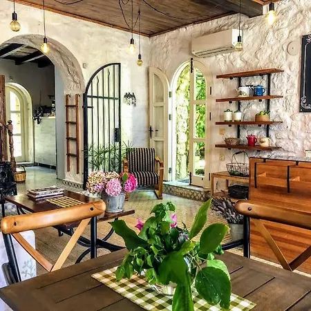 ヴィラ Original Stone House With Patio In The City Center